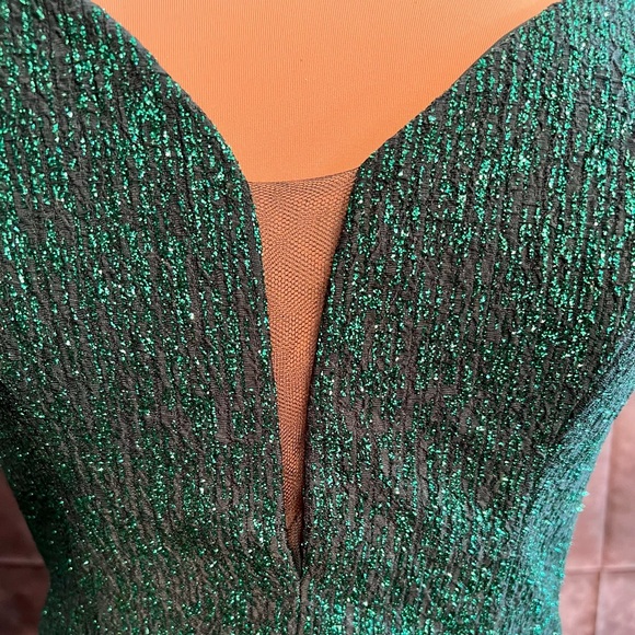 City Triangles NWOT Emerald Green V-Neck Formal Gown. Size 11 - Picture 4 of 10